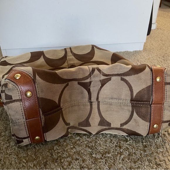 USED Authentic Coach Carly Signature HandBag
Purse Satchel - Picture 12 of 15